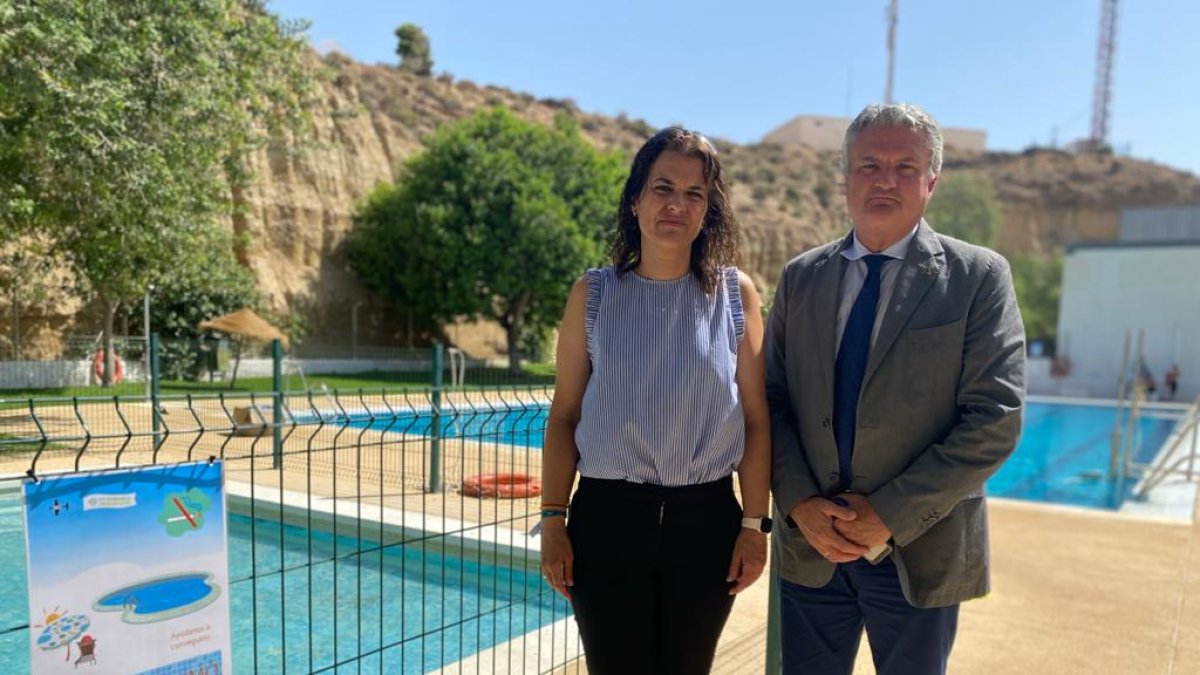 El delegado de Salud ha visitado la piscina de Benahadux, que se ha sumado a la red.