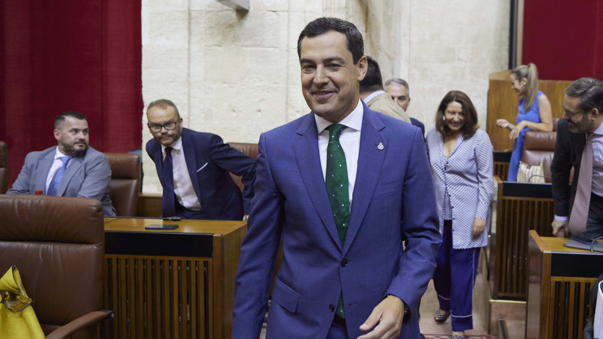 Juanma Moreno. Tras él, Carmen Crespo.
