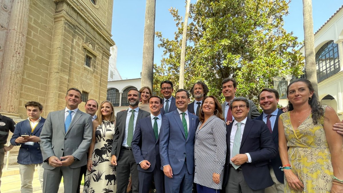 Populares almerienses con Juanma Moreno tras ser proclamado presidente de la Junta.