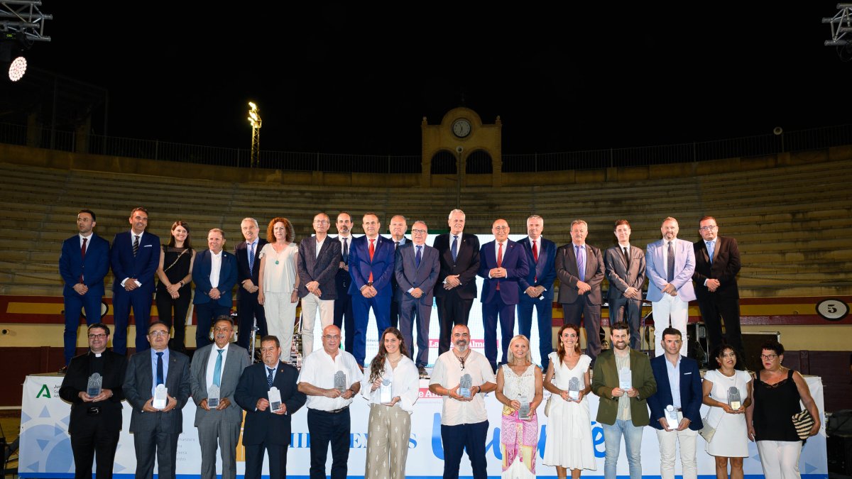 Fotografía de familia realizada al término de los XIII Premios Levante.