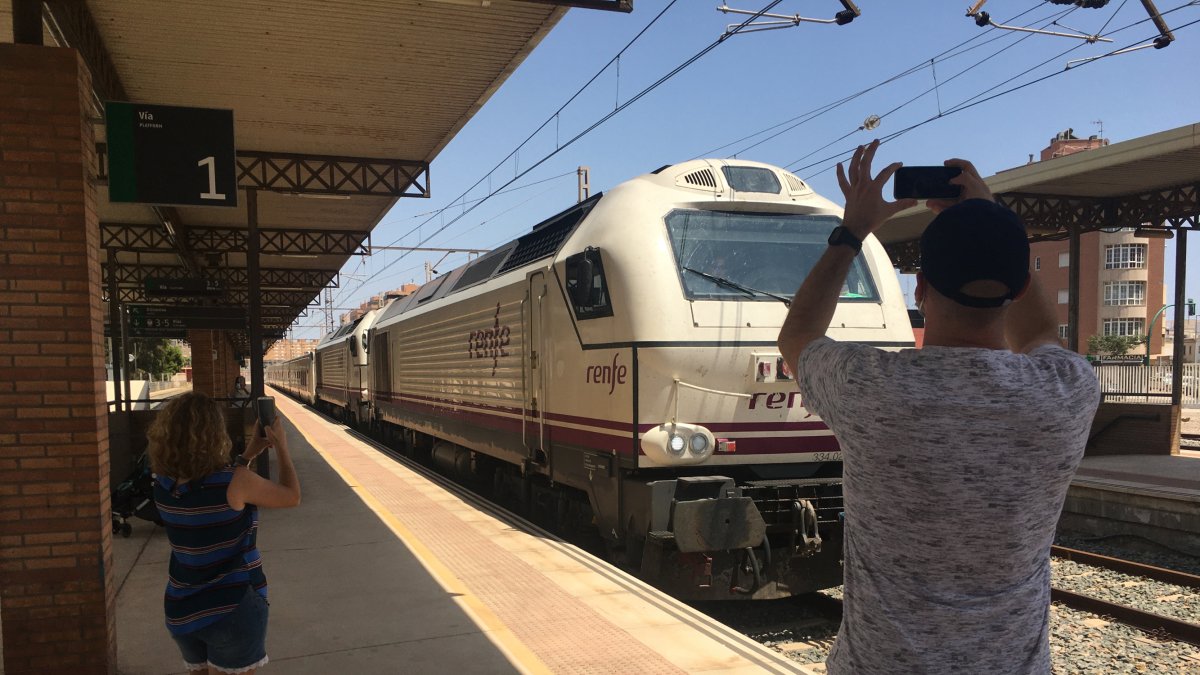 Imagen de archivo de un tren en la estación de Almería.