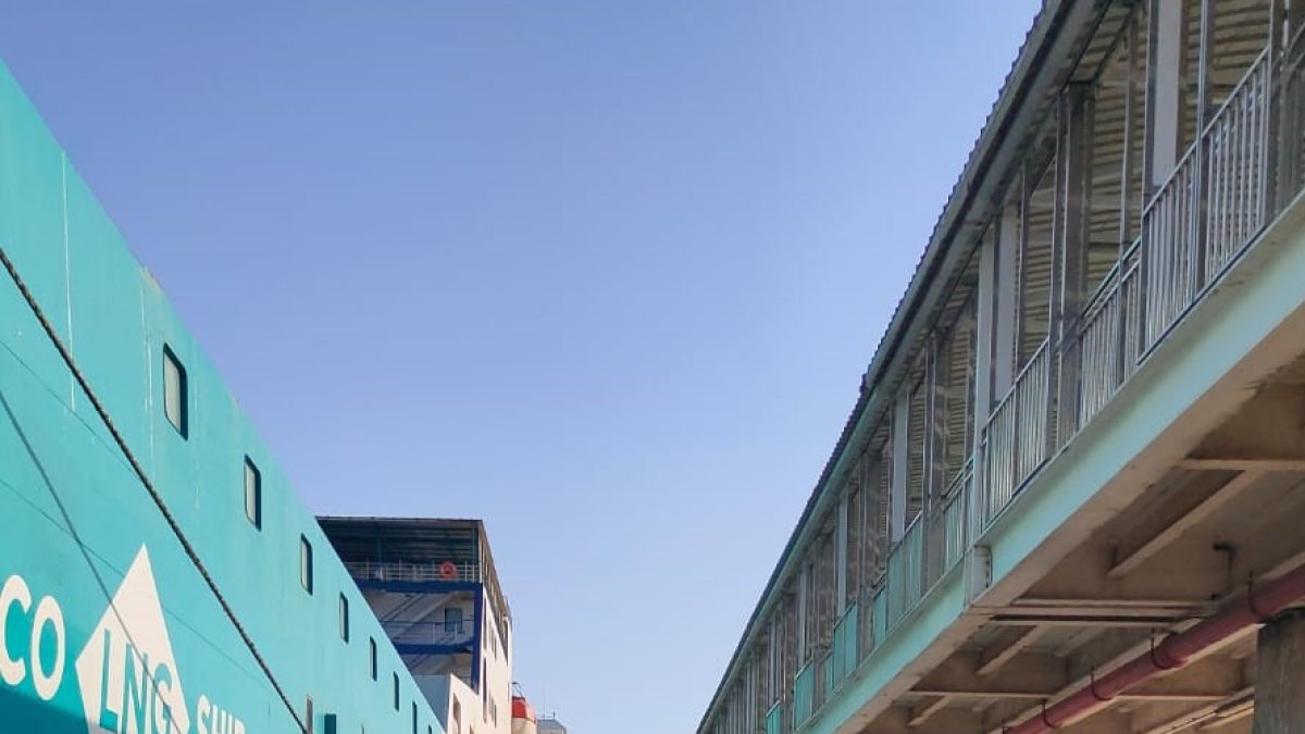 El buque \'Nápoles\', durante la carga de gas.