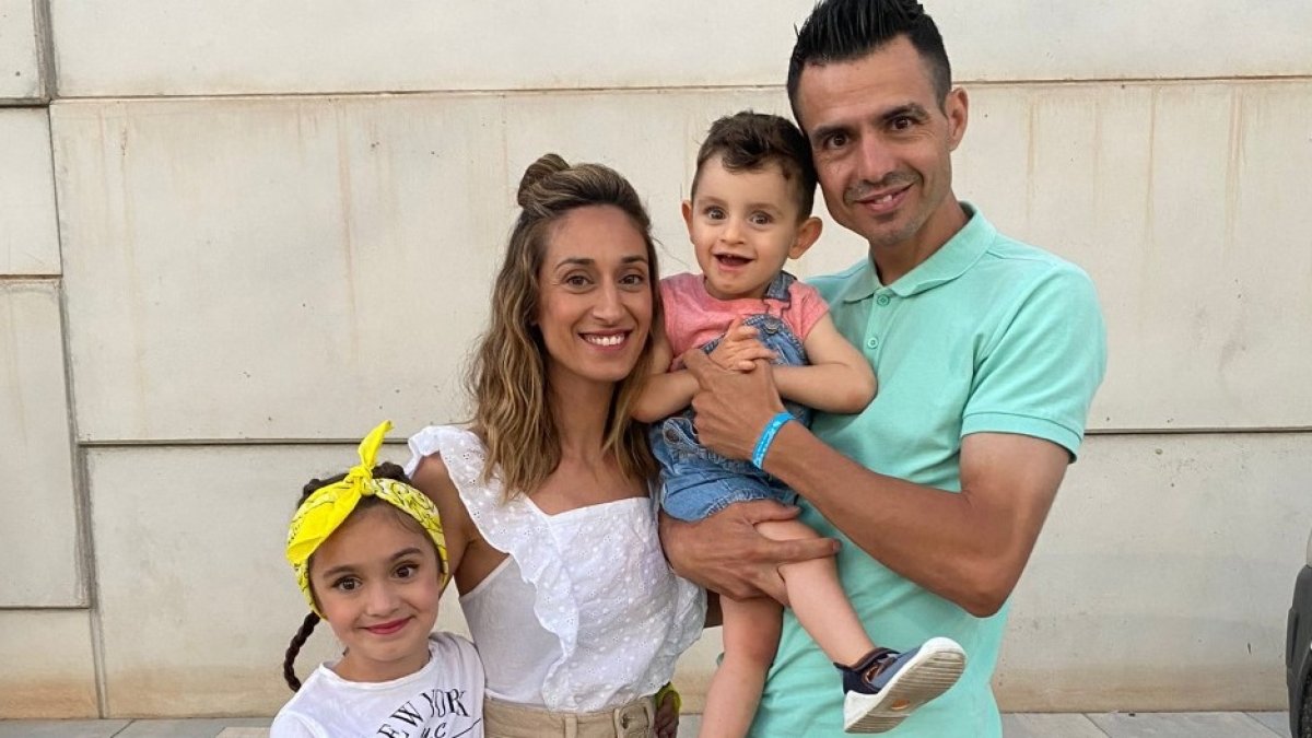El matrimonio formado por Cayetano Cirre y Sabrina Iglesias con sus hijos Mirian y  el pequeño Tano.