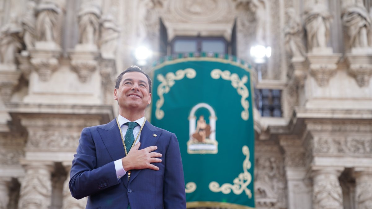 Juanma Moreno, ante San Telmo, esta mañana.