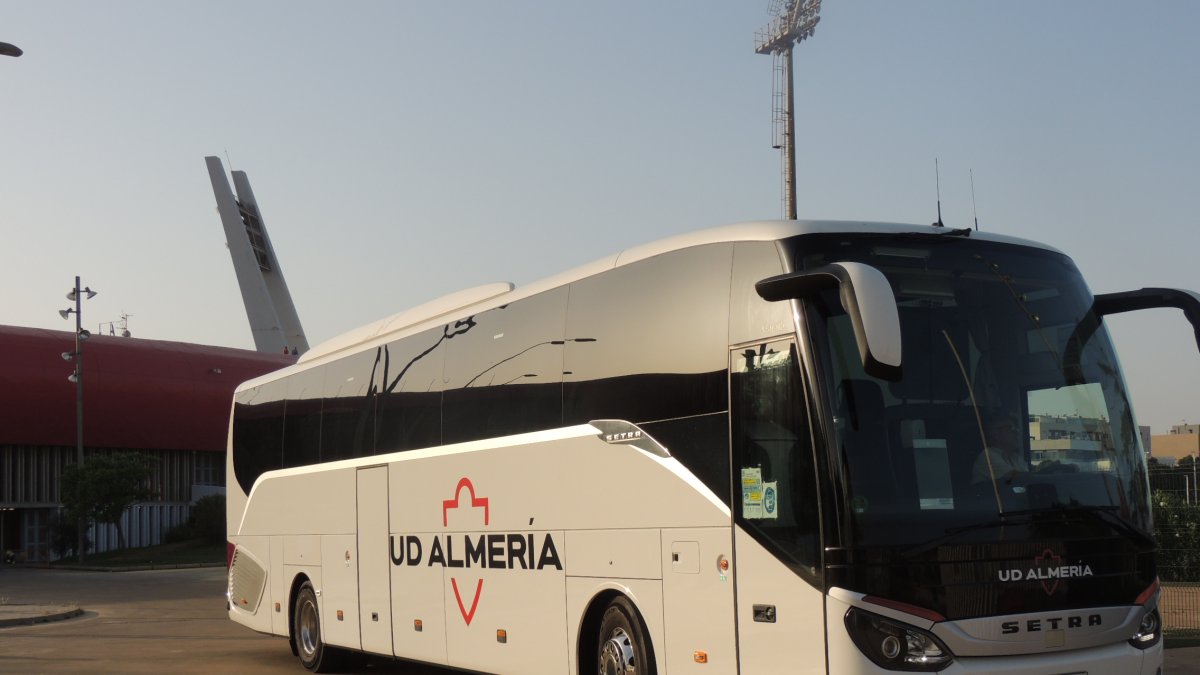 El autobús del UD Almería esperando a la plantilla.