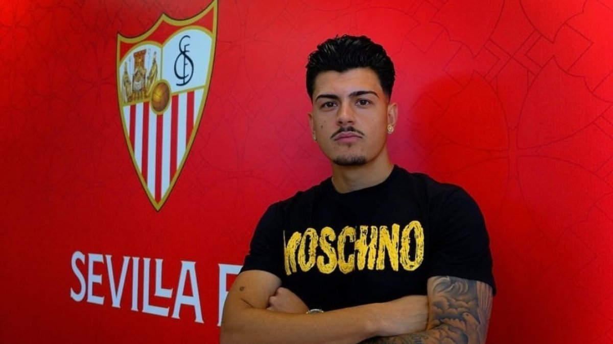 Diego Talaverón en las oficinas del Sevilla después de renovar.