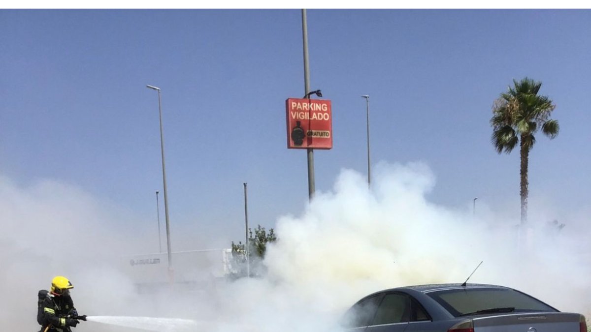 Espectacular incendio en un coche en Huércal Overa.
