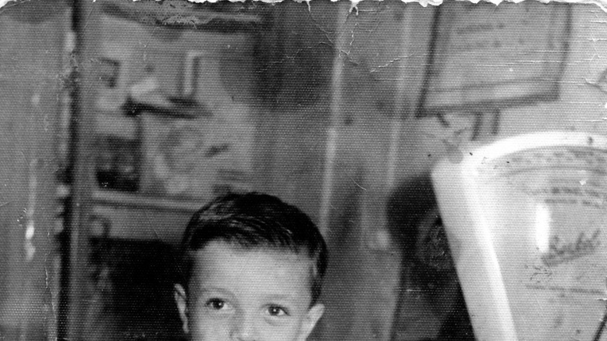 Un niño con un balón de la tómbola.