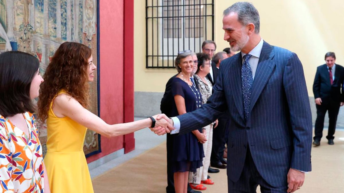 Felipe VI felicita a la periodista almeriense en acto celebrado en El Pardo, el pasado martes.