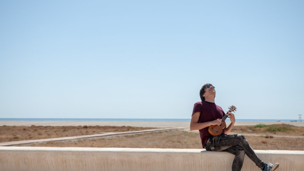 Un momento del videoclip en una playa verantense.
