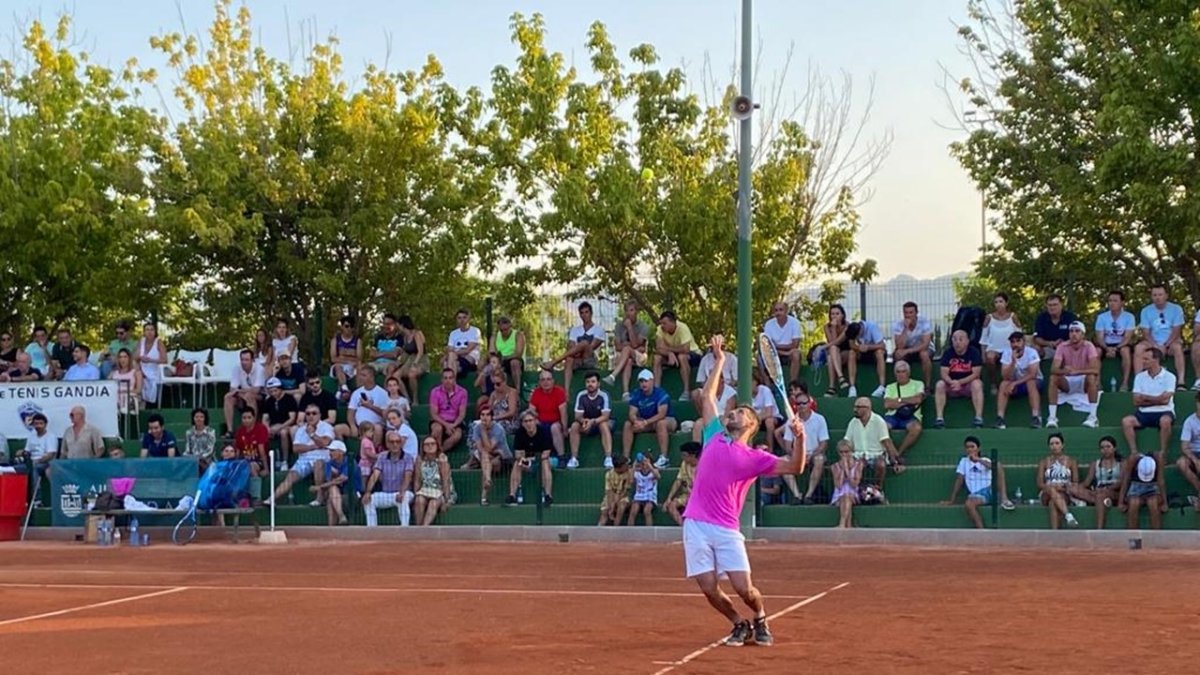 Javi Barranco efectuando el saque.