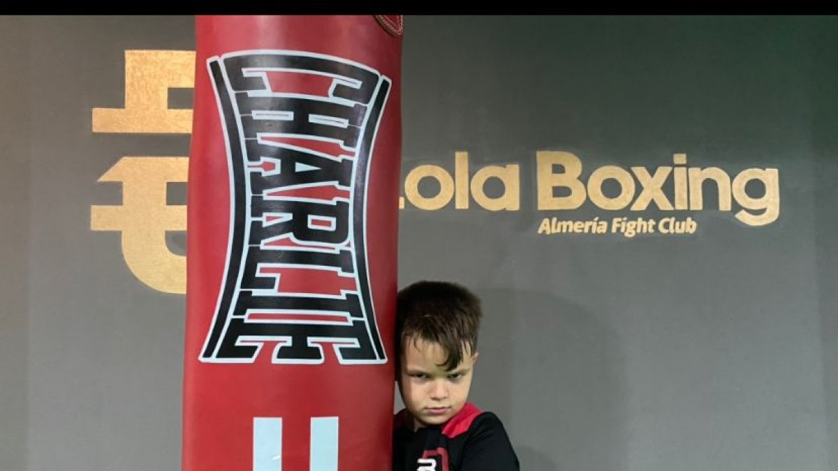 El pequeño campeón posa para LA VOZ.