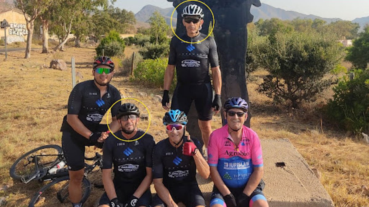 Los dos ciclistas fallecidos, rodeados por círculos, poco antes del atropello.