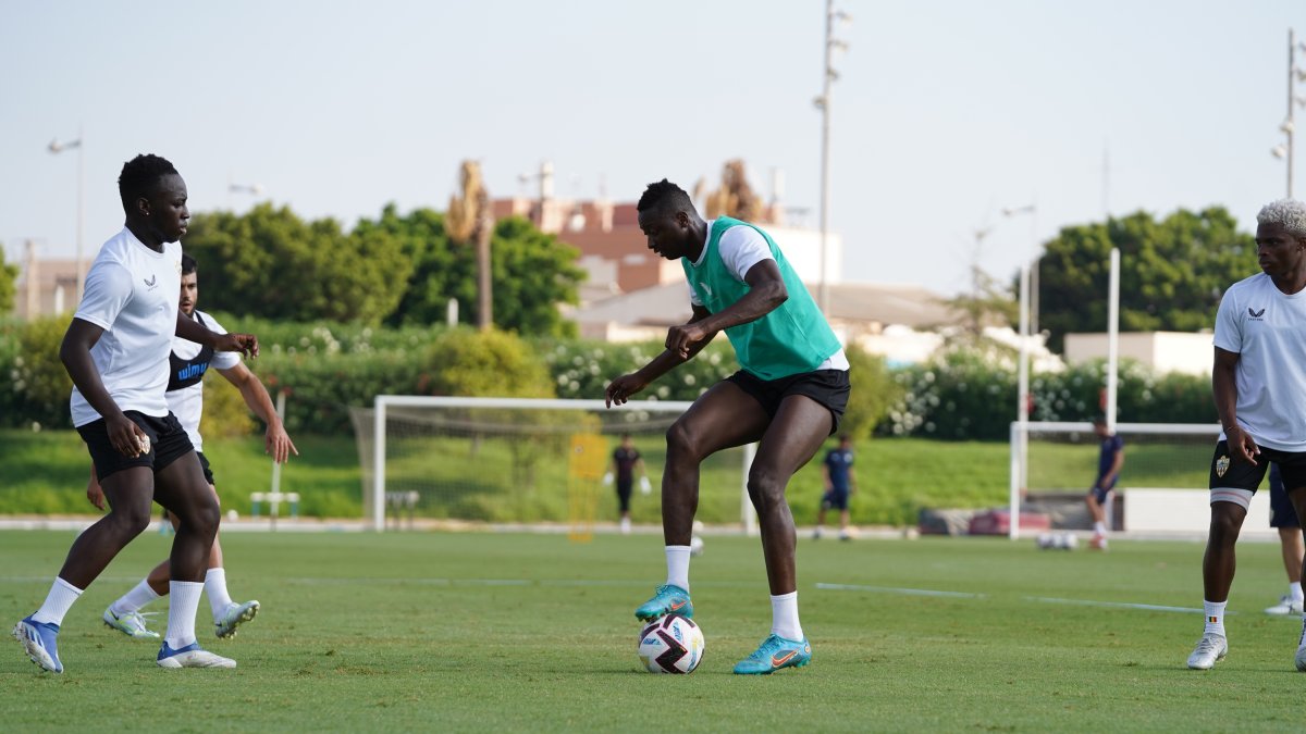 Sadiq en el campo Anexo del Power Horse Stadium.