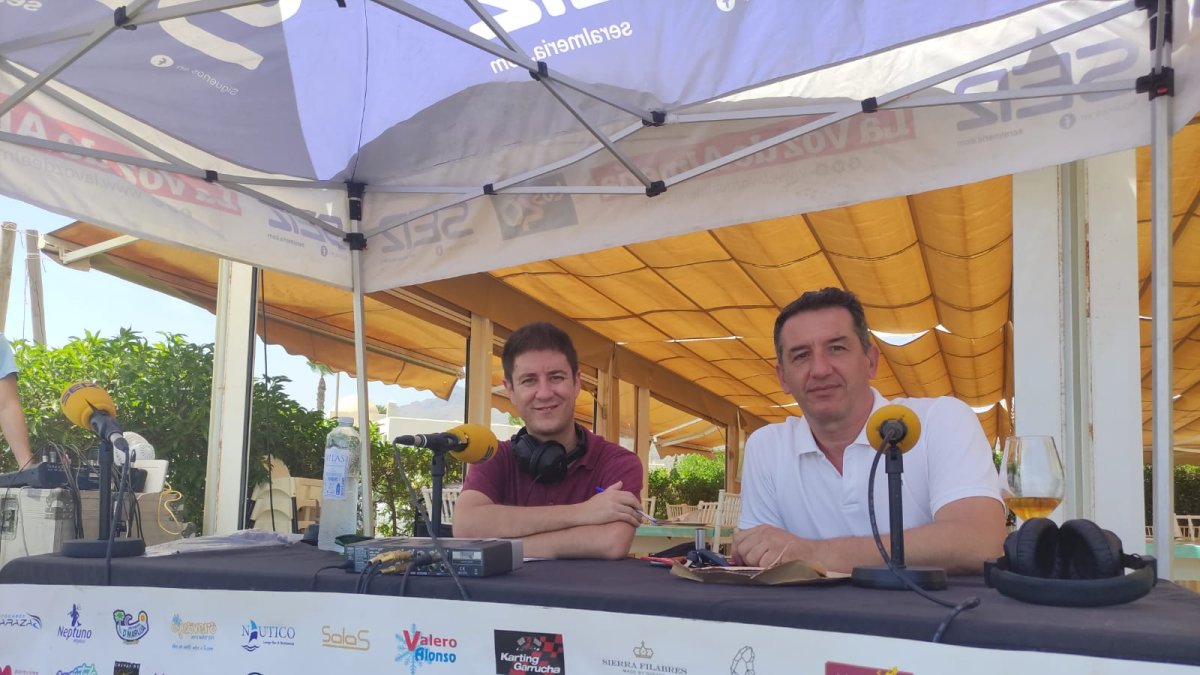 El concejal de Turismo (derecha) durante su entrevista con Guillermo Mirón.