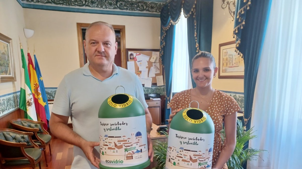 En la imagen el alcalde, Antonio Fernández y la concejala, Miriam Quintana.