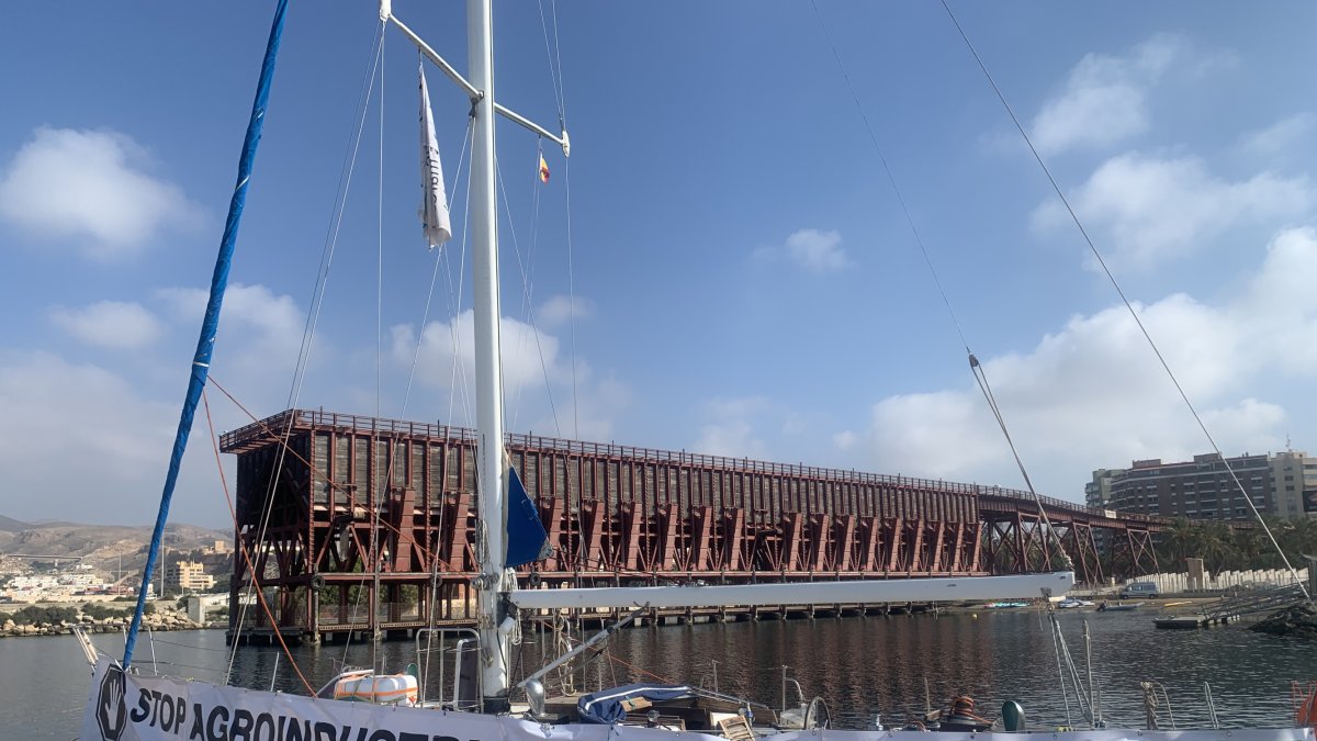 Velero Diosa Matt de Ecologistas en Acción en el muelle del Club de Mar.