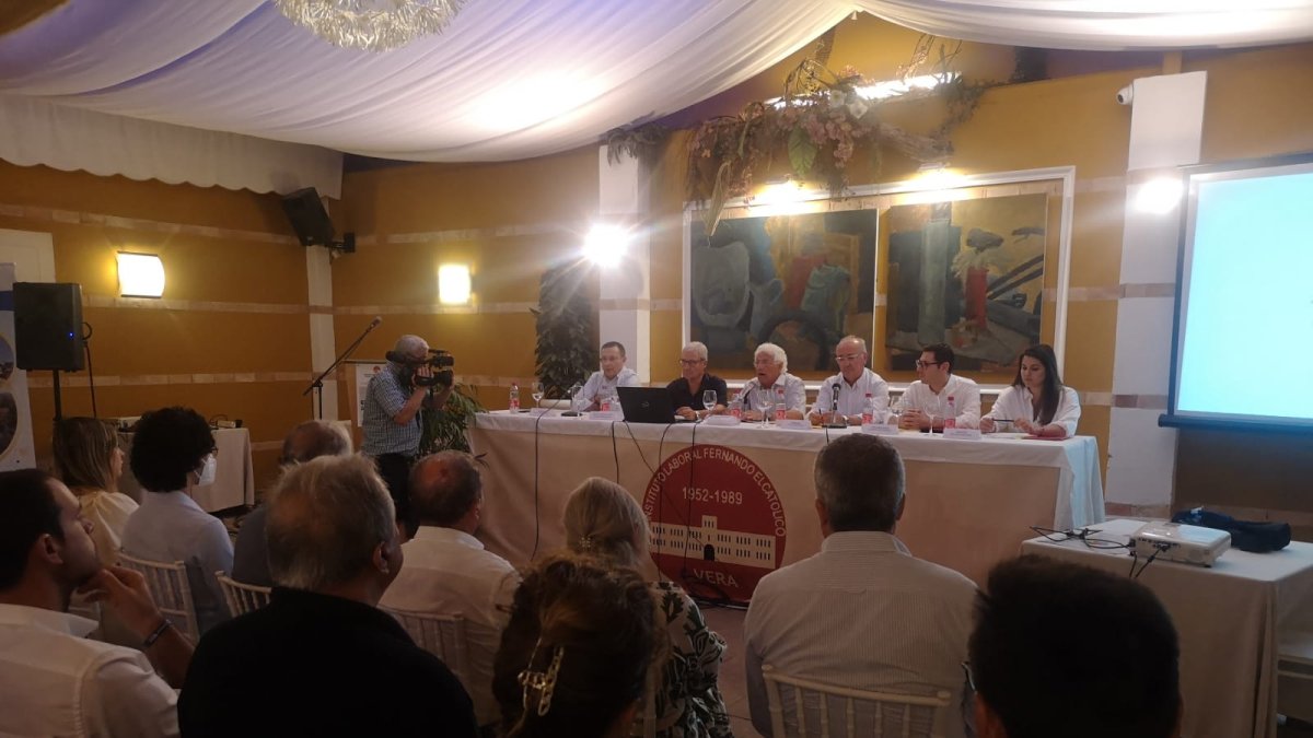 Mesa redonda para hablar del futuro del transporte mercantil y el Corredor Mediterráneo.