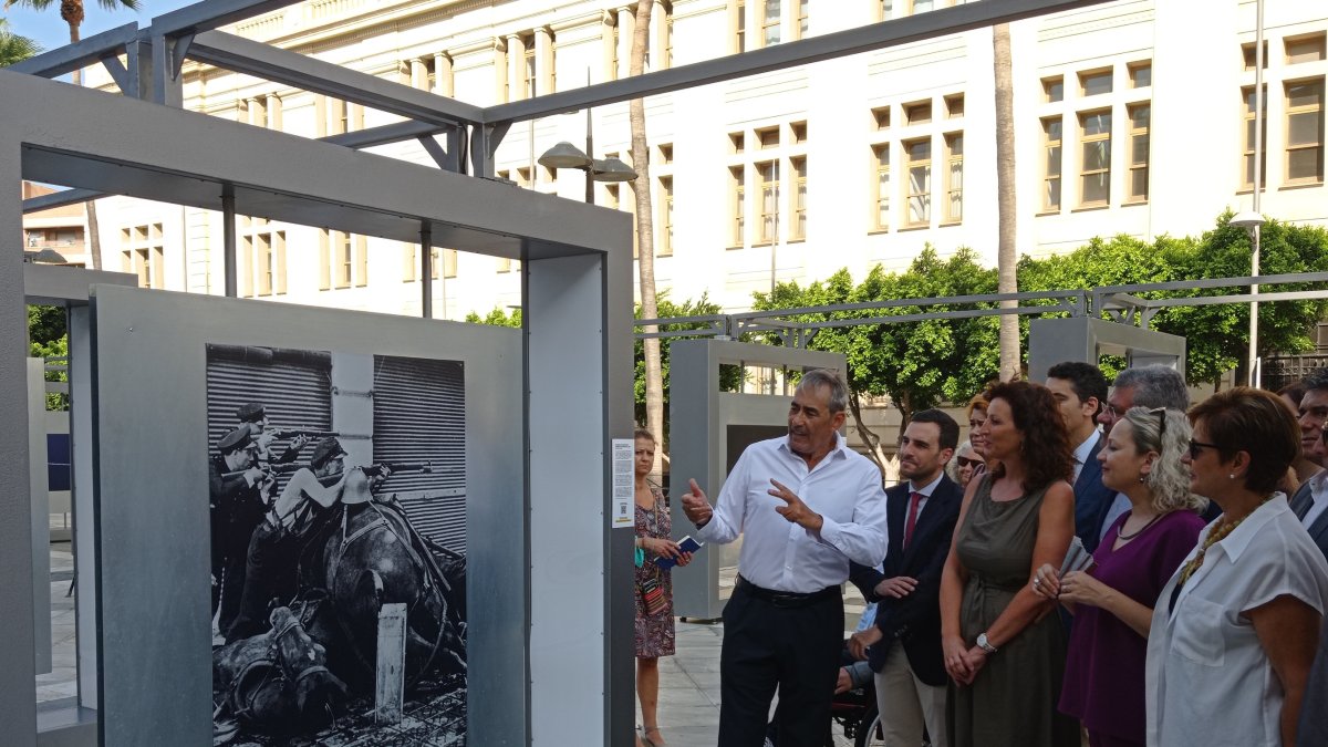 José María Diaz-Maroto, comisario de la exposición, explicando una fotografía
