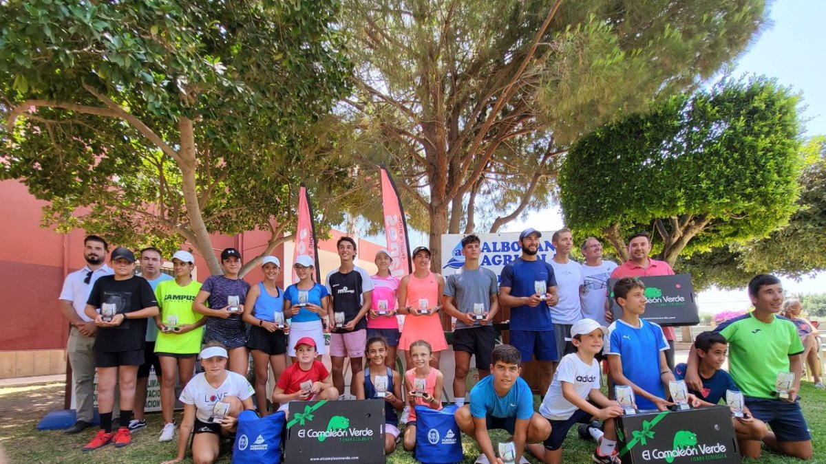 Los ganadores posando en el Club de Tenis Indalo.
