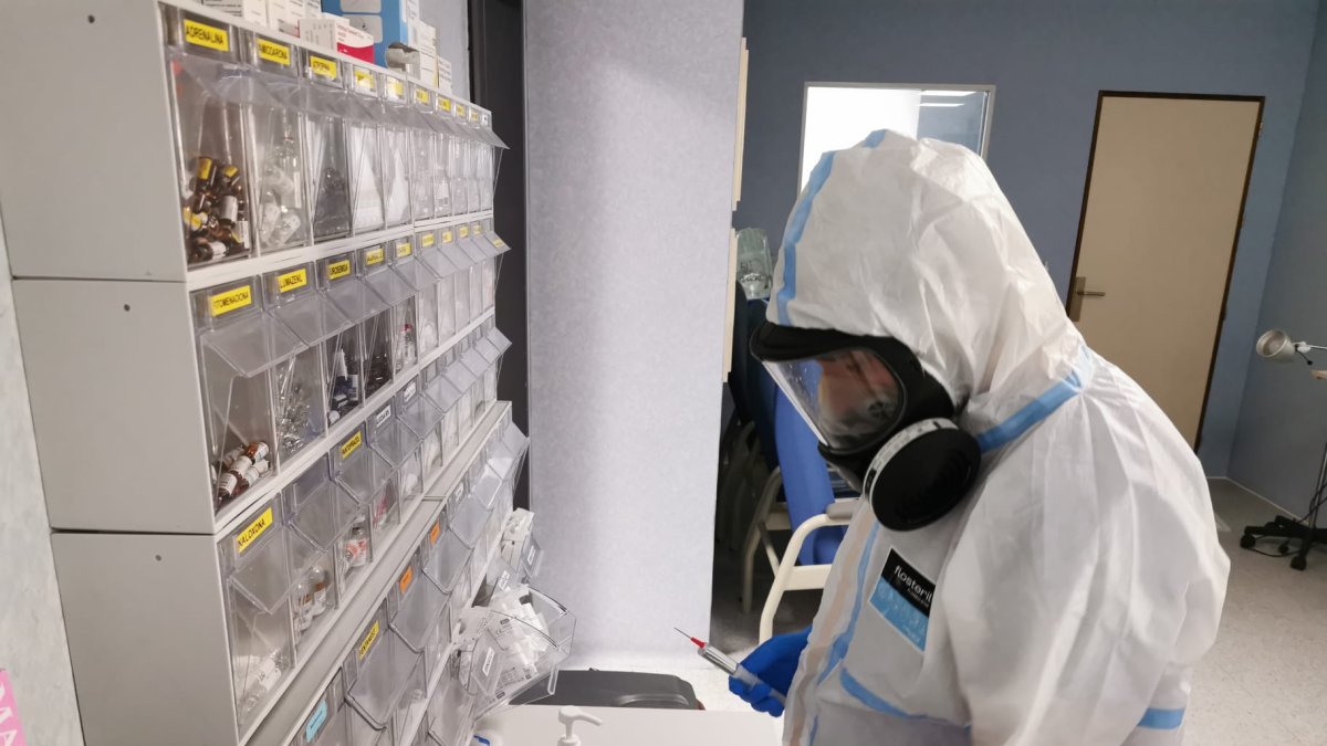 Un profesional trabaja en la zona UCI del Hospital Torrecárdenas.