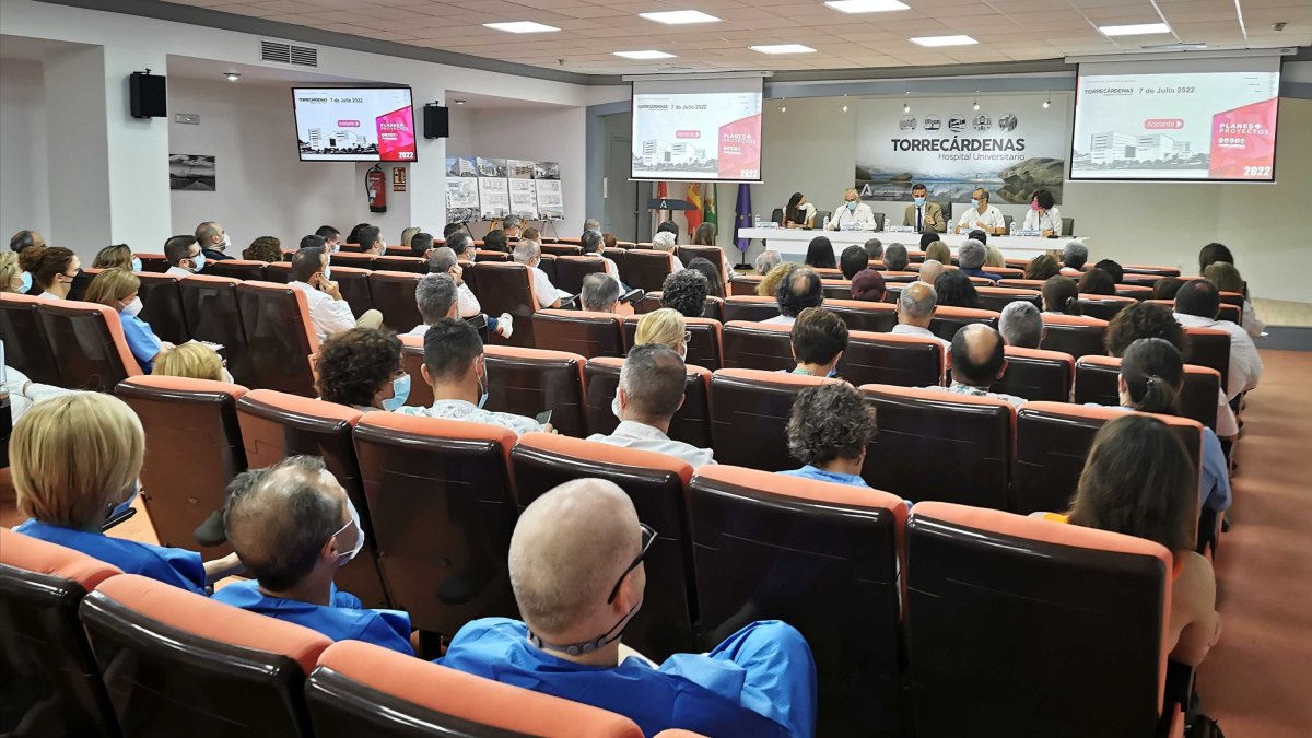 Imagen de una reunión de la comisión hospitalaria de Torrecárdenas.