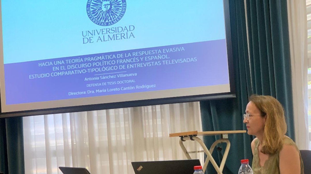Antonia Sánchez Villanueva en el inicio de la defensa de su tesis doctoral.