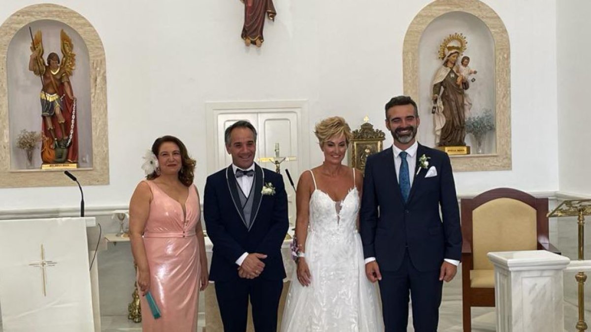 Carmen Crespo y Ramón Fernández-Pacheco, testigos de las Bodas de Plata del concejal Juanjo Segura.