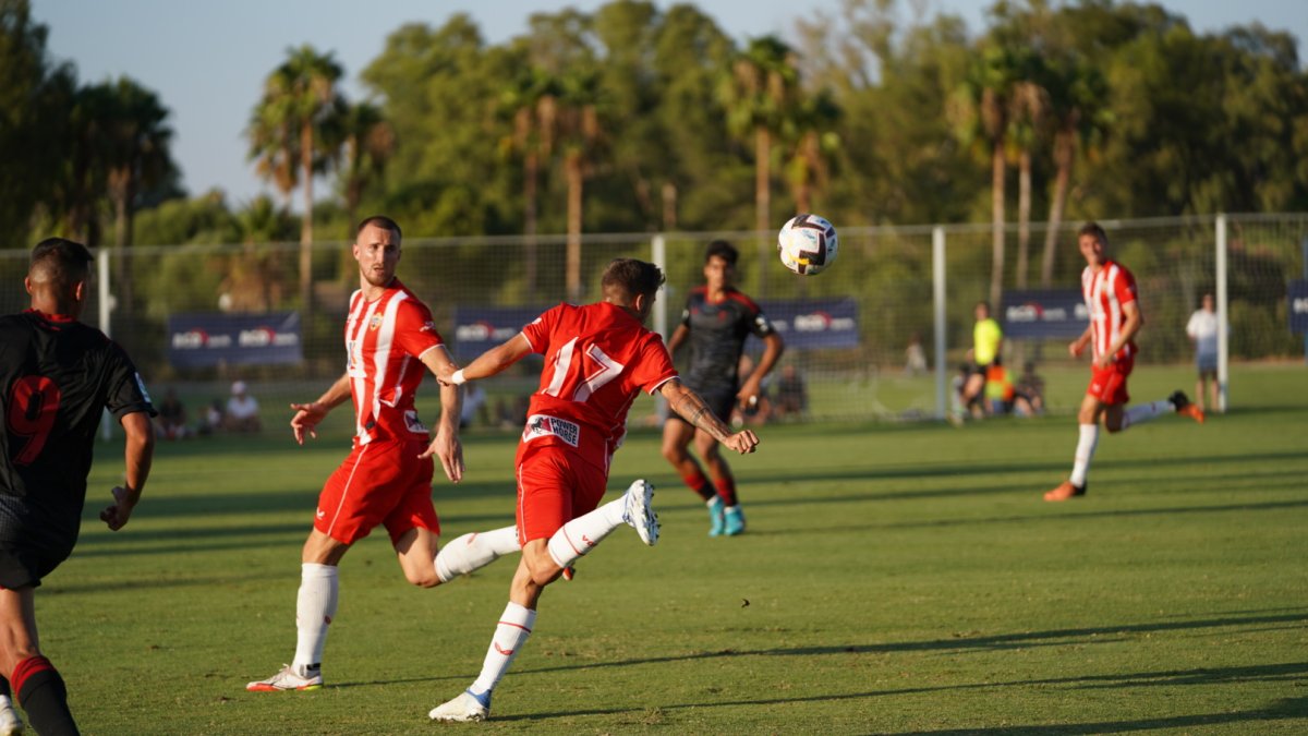 Pozo cabecea con el central Ely atento.