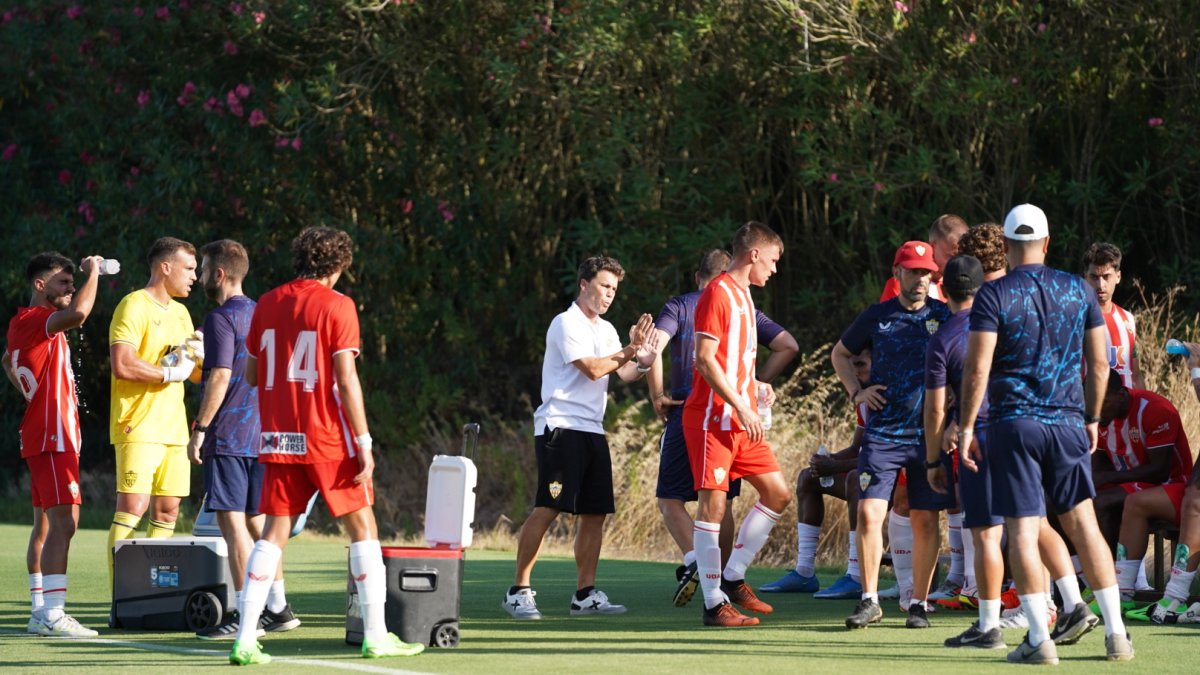 A Rubi le faltan futbolistas.