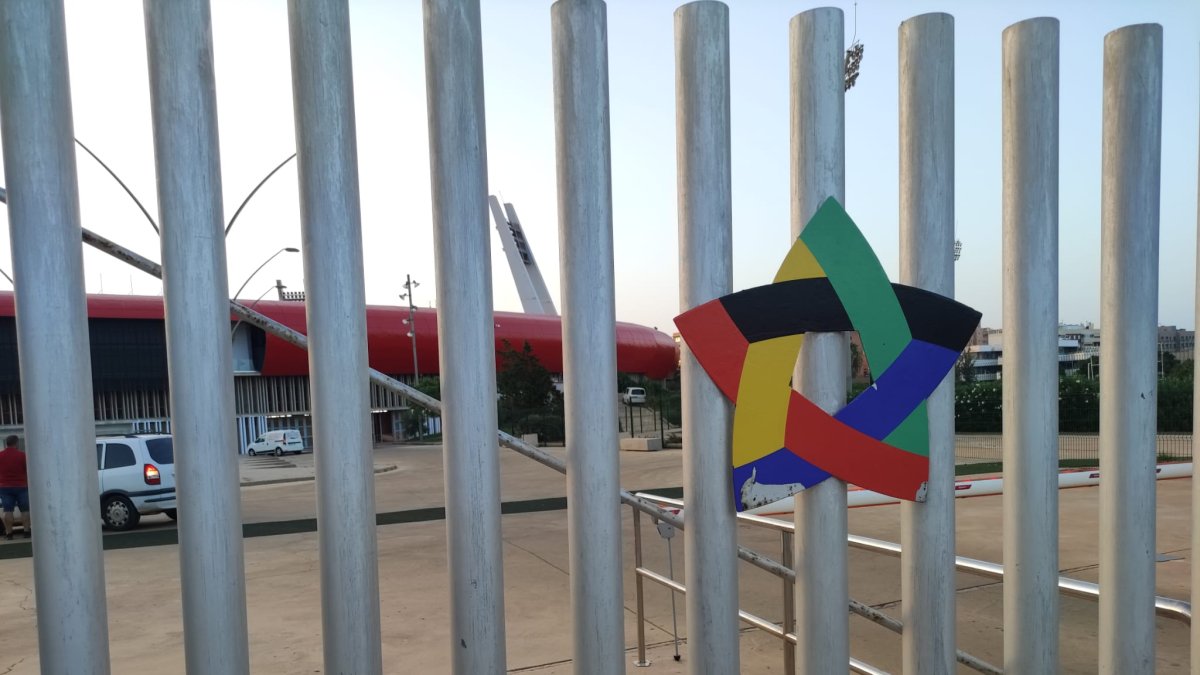 Puerta principal del Power Horse Stadium.