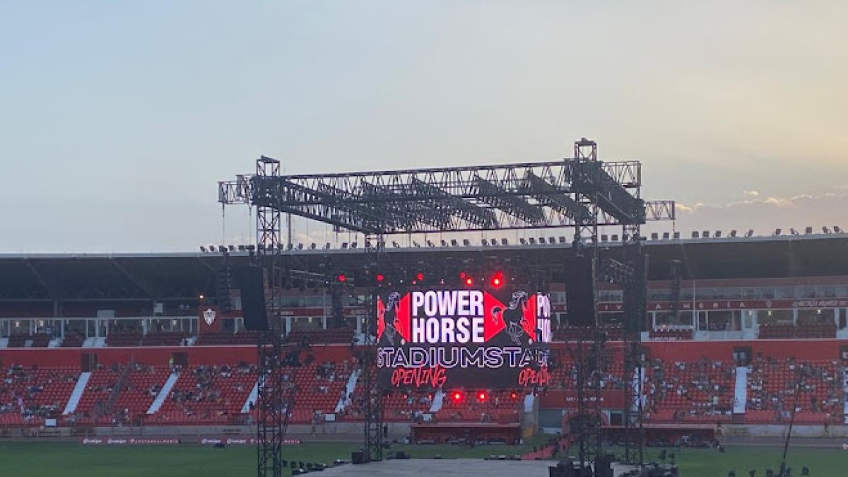 El escenario de la fiesta del estadio Power Horse.