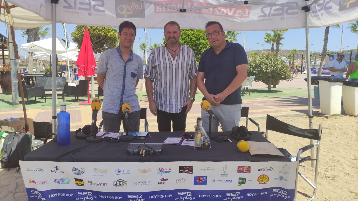 entrevistas El presentador del ‘Hoy por Hoy Levante’ de la Cadena SER Guillermo Mirón, el teniente de alcalde pulpileño Juan Bautista López (
