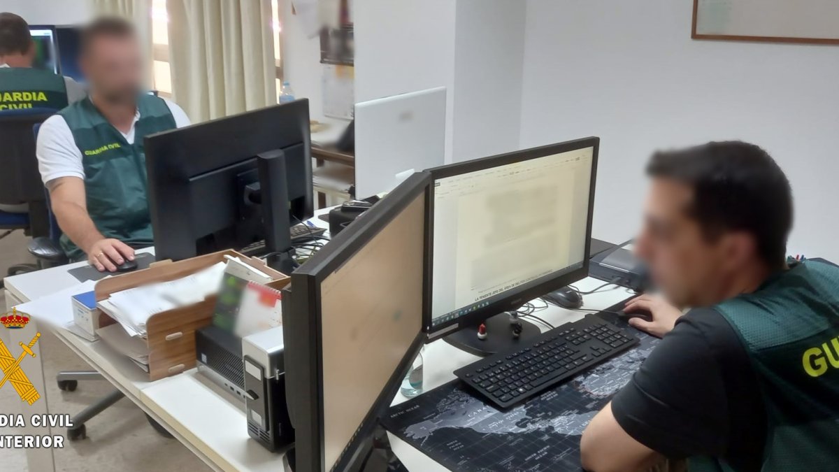 La Guardia Civil ha detenido a tres personas.