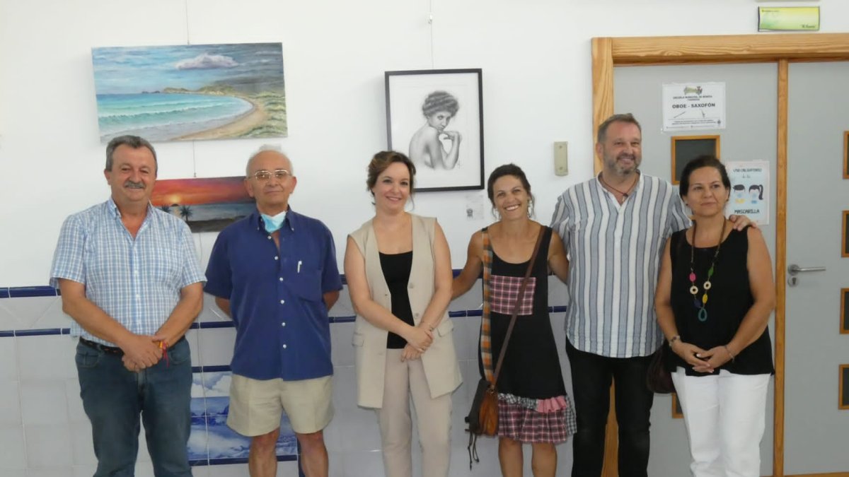 Alcalde y edil en el momento de la inauguración de las exposiciones.