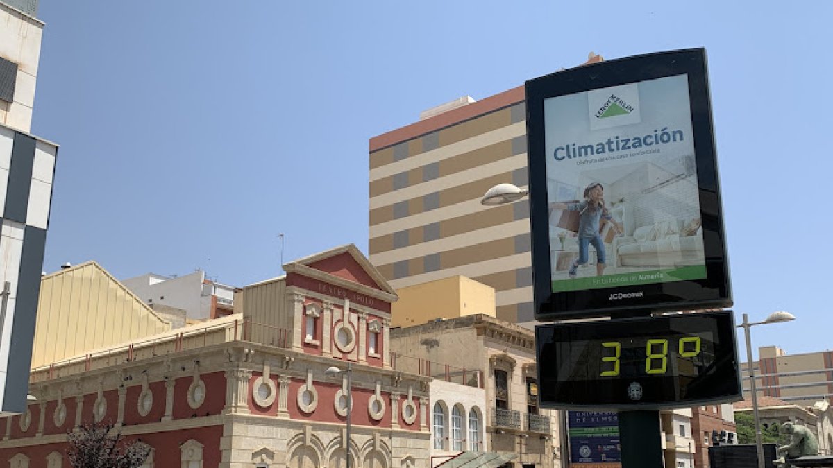 Termómetro marcando 38 grados frente al Apolo, días atrás.