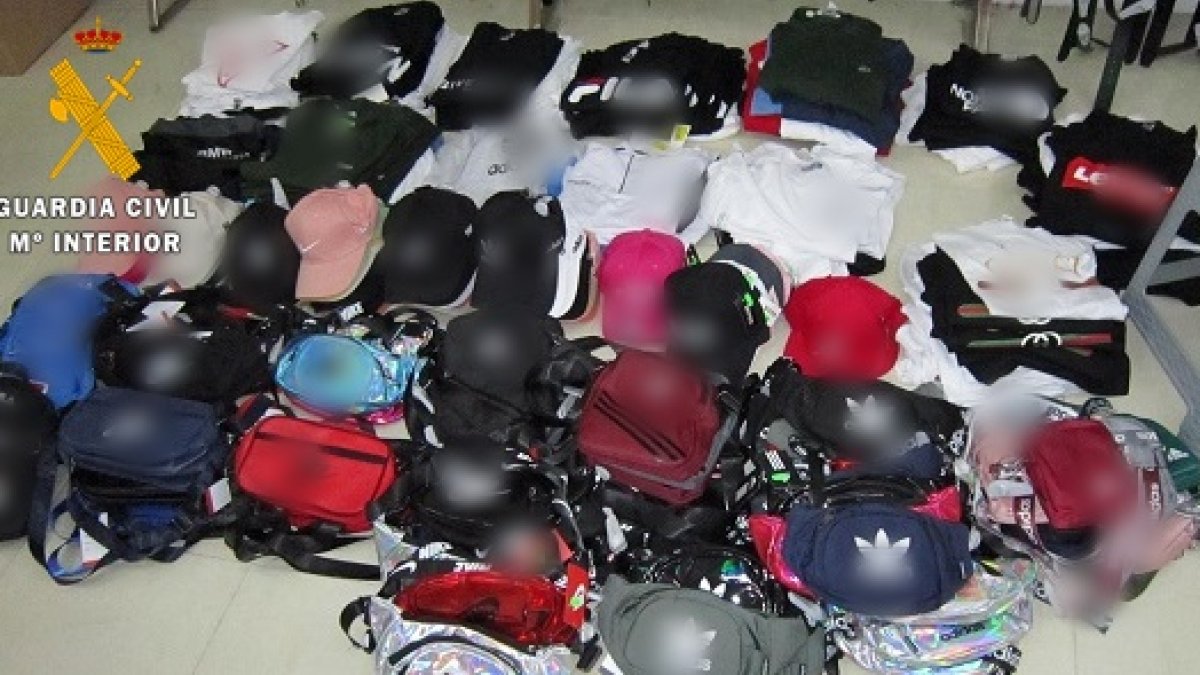 Prendas incautadas en Roquetas.