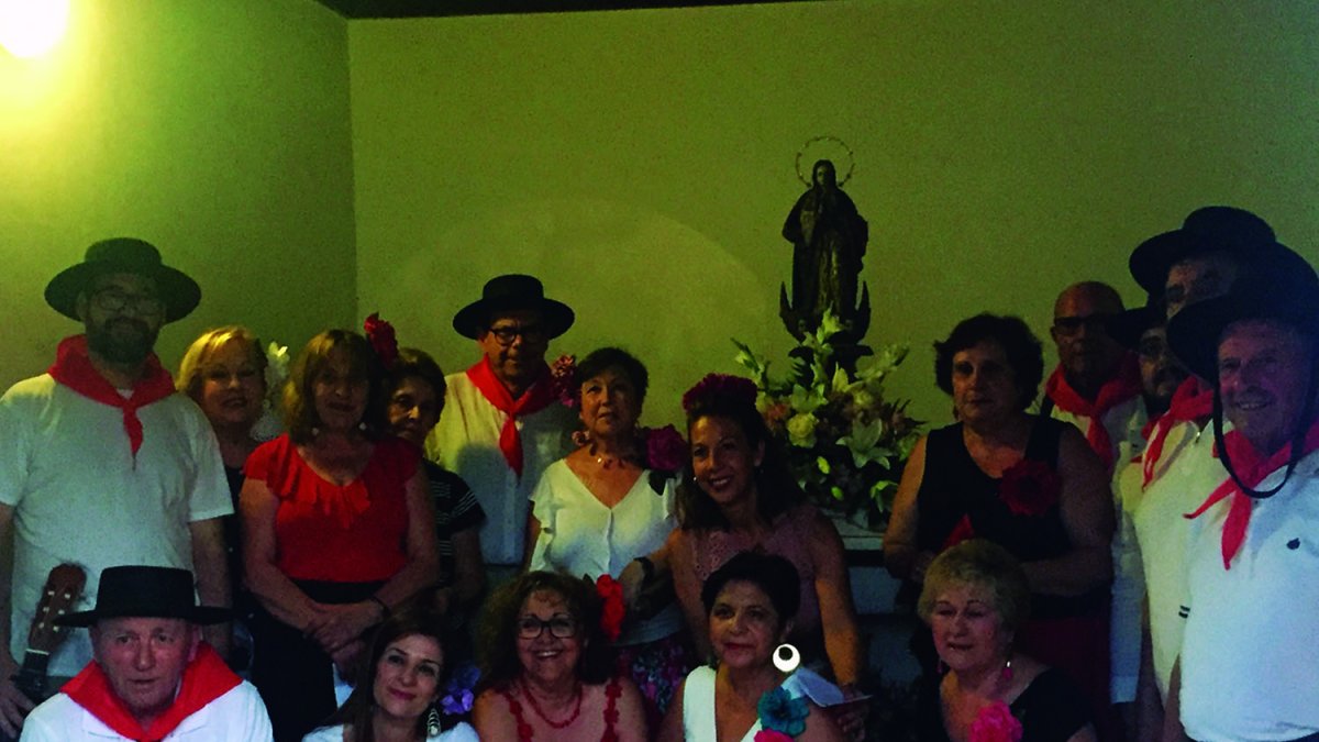 En la Ermita velan a  la Virgen toda la noche.