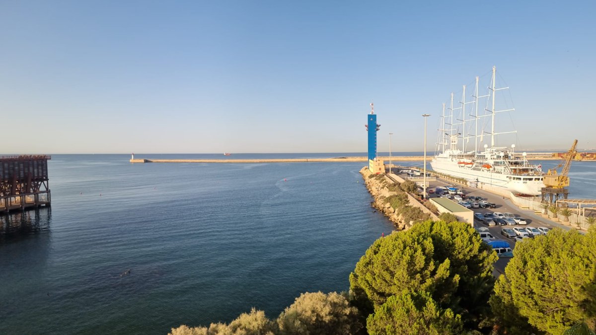 Panorámica de la entrada del Puerto de Almería con el crucero de lujo Wind Surf.