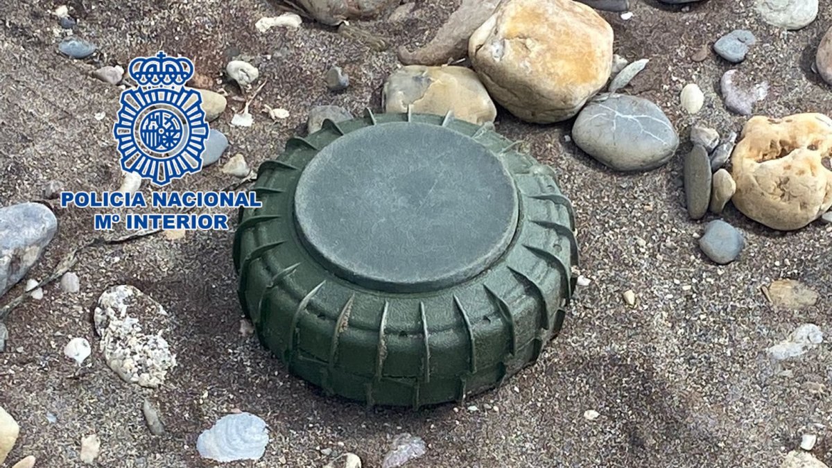 Mina anticarro encontrada en la playa de El Perdigal, en El Alquián.