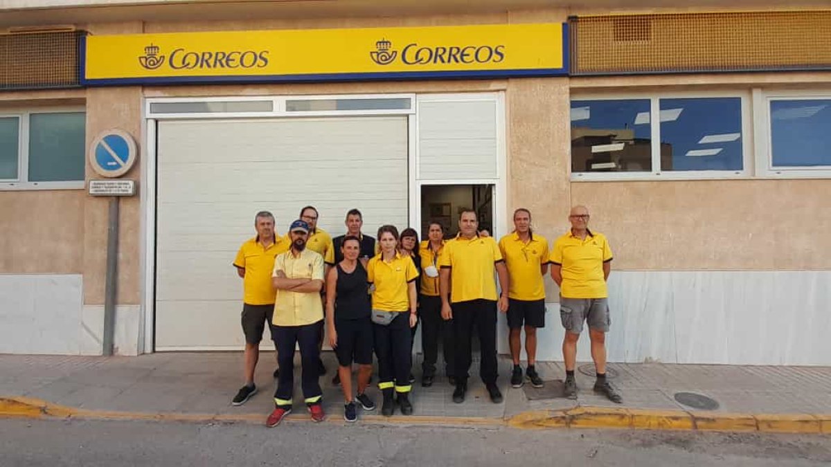 Protesta a las puertas de la unidad de reparto de Correos en El Ejido.