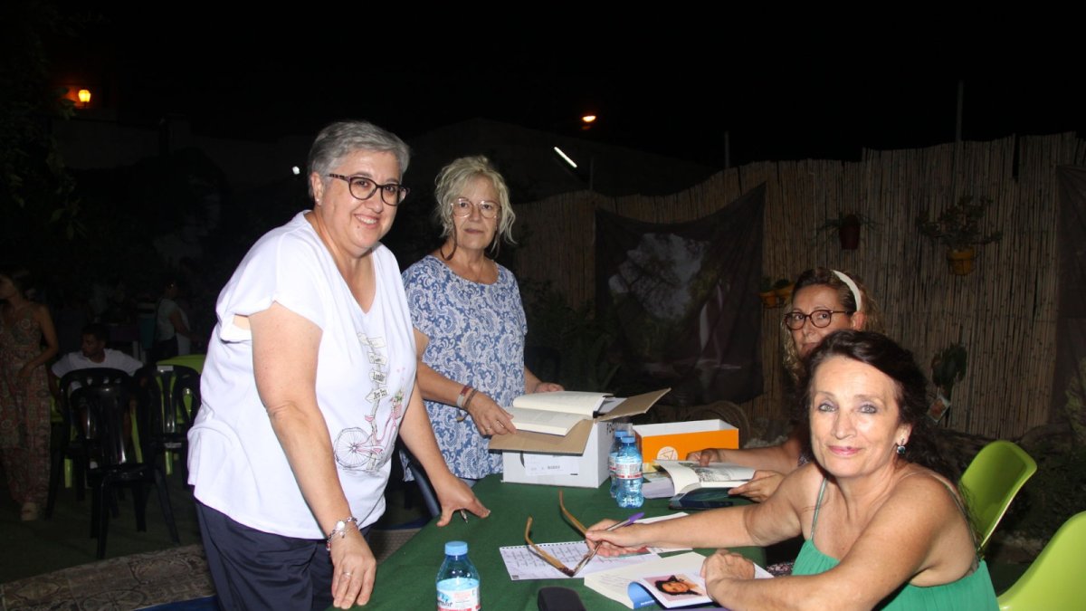 Ana Mª Callejón a la derecha de la fotografía, con vestido verde, firmando ejemplares. (FOTO: Francisco Tendero)