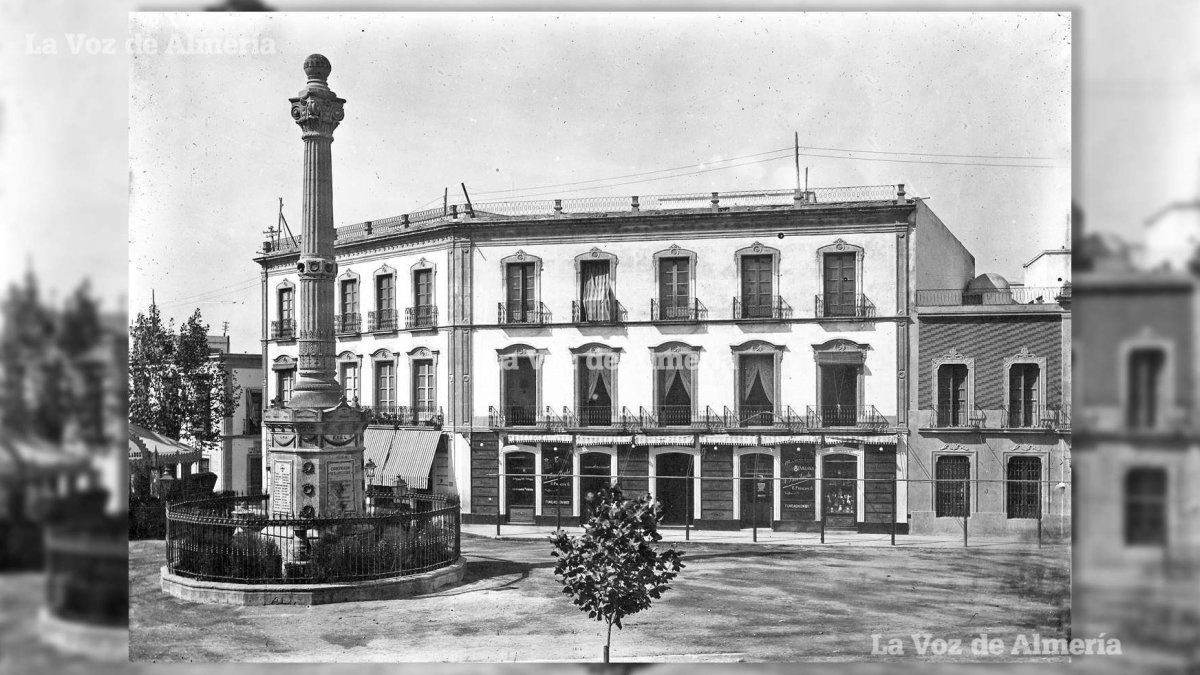 Imagen de la Puerta de Purchena con el cenotafio en el centro. A la entrada del Paseo se aprecia el pabellón que instalaba el dueño del Café Suizo.