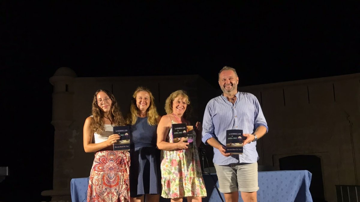 Presentación libro en la explanada del Castillo de Terreros.