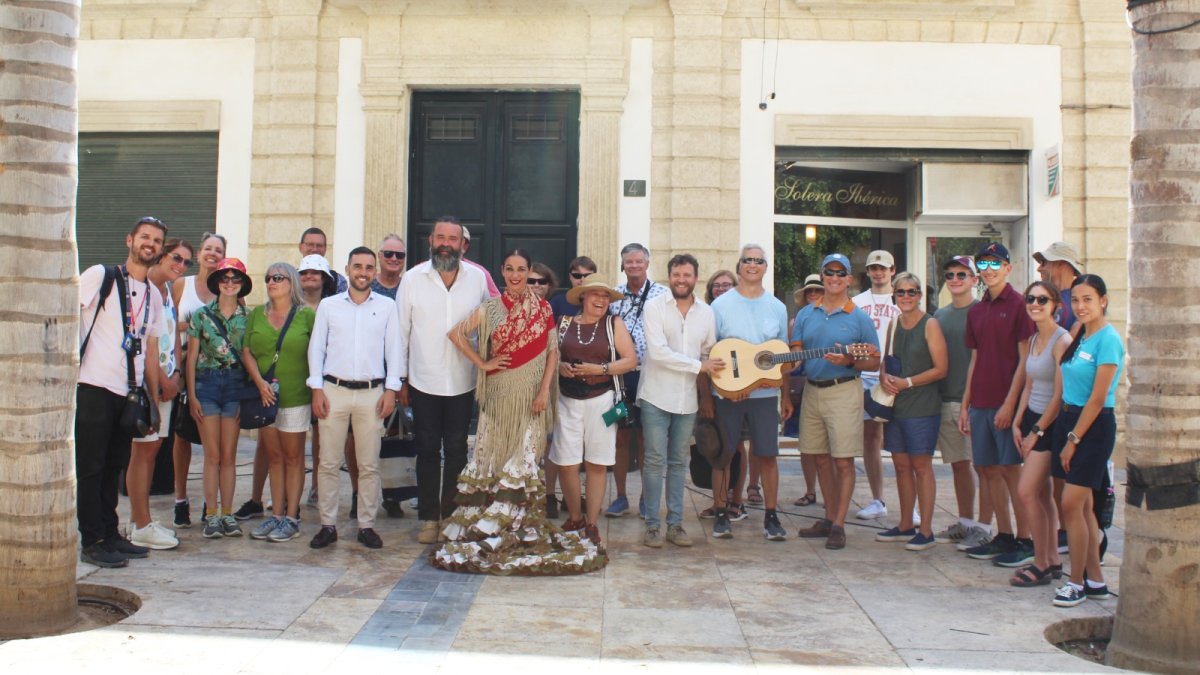 Foto de familia de Anabel Veloso y su grupo con los cruceristas en la Plaza Careaga.