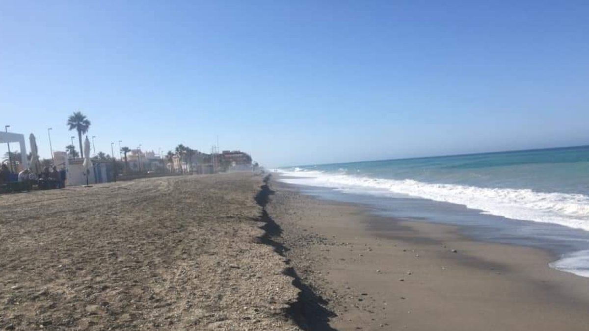 Imagen de archivo del estado de una zona de la playa de Balerma.