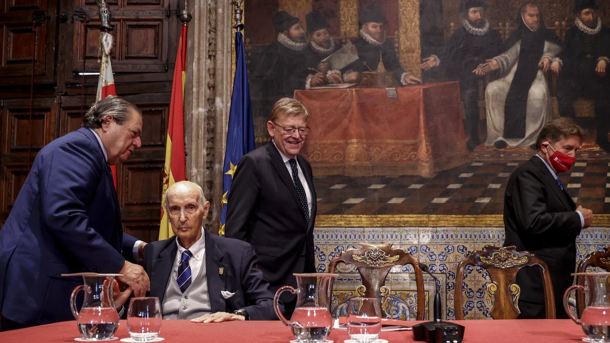 Santiago Grisolía, sentado a la izquierda, en un acto en Valencia.
