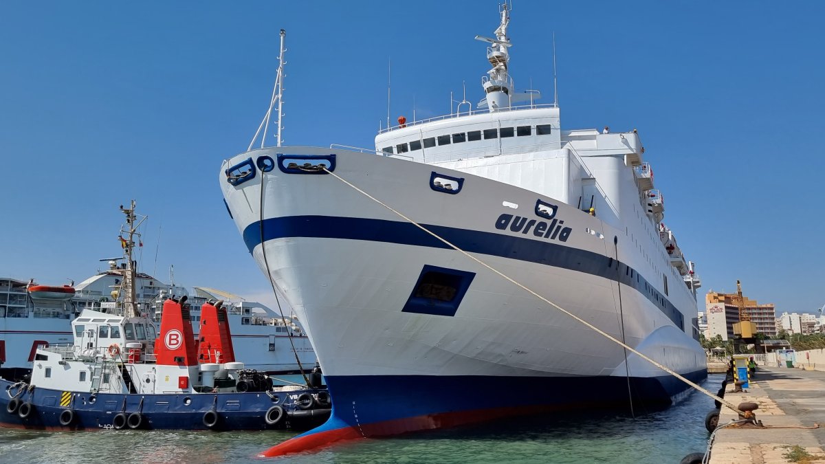El ferri Aurelia atracado en el puerto.