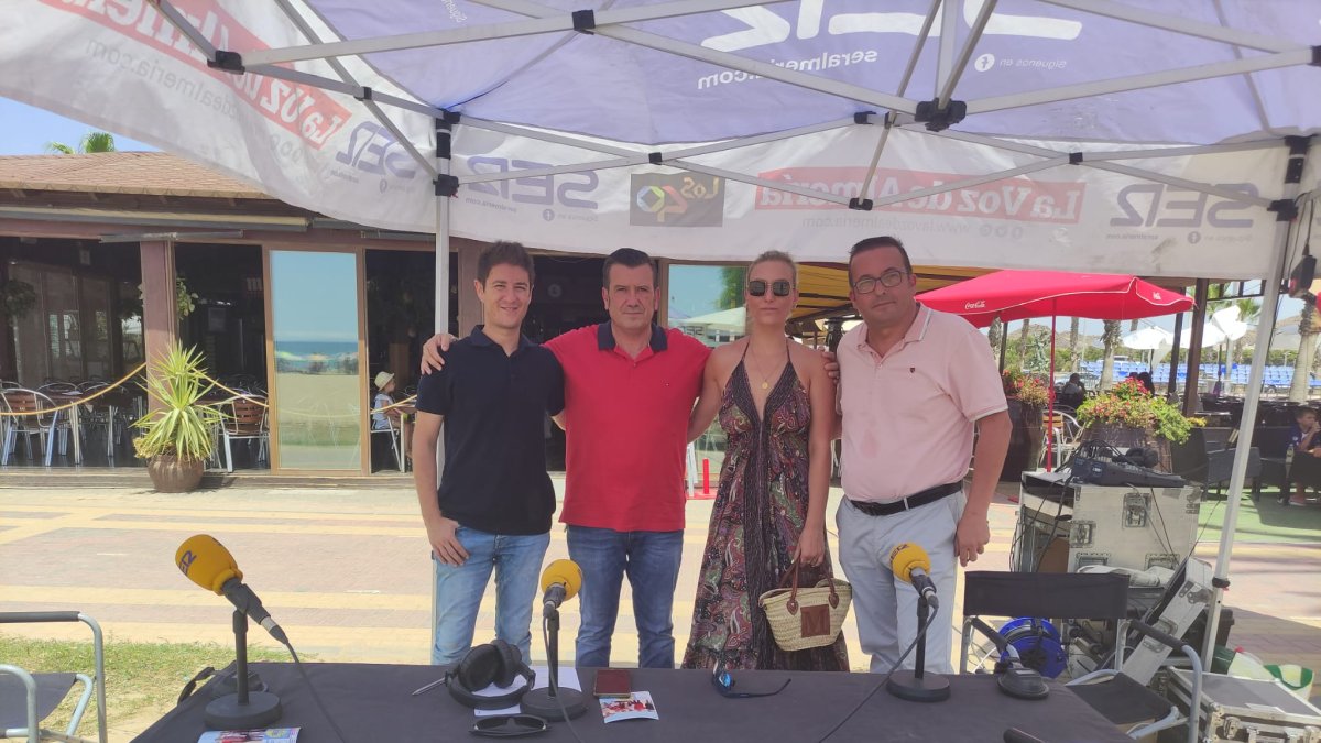 Antonio Ruiz, gerente de la empresa Bitprom (segundo por la izquierda) junto al equipo de la Cadena SER y CM 2000 tras la entrevista realizada con G