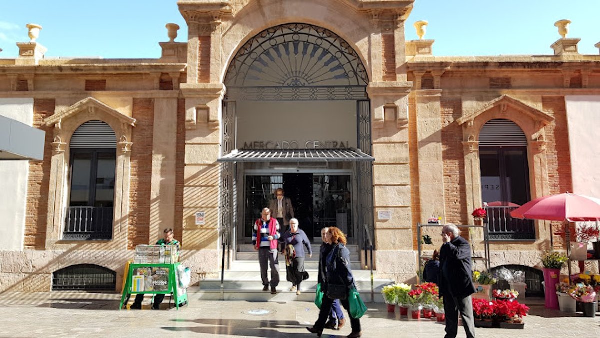 El Mercado Central abrirá hasta la noche con la apertura de puestos de hostelería.
